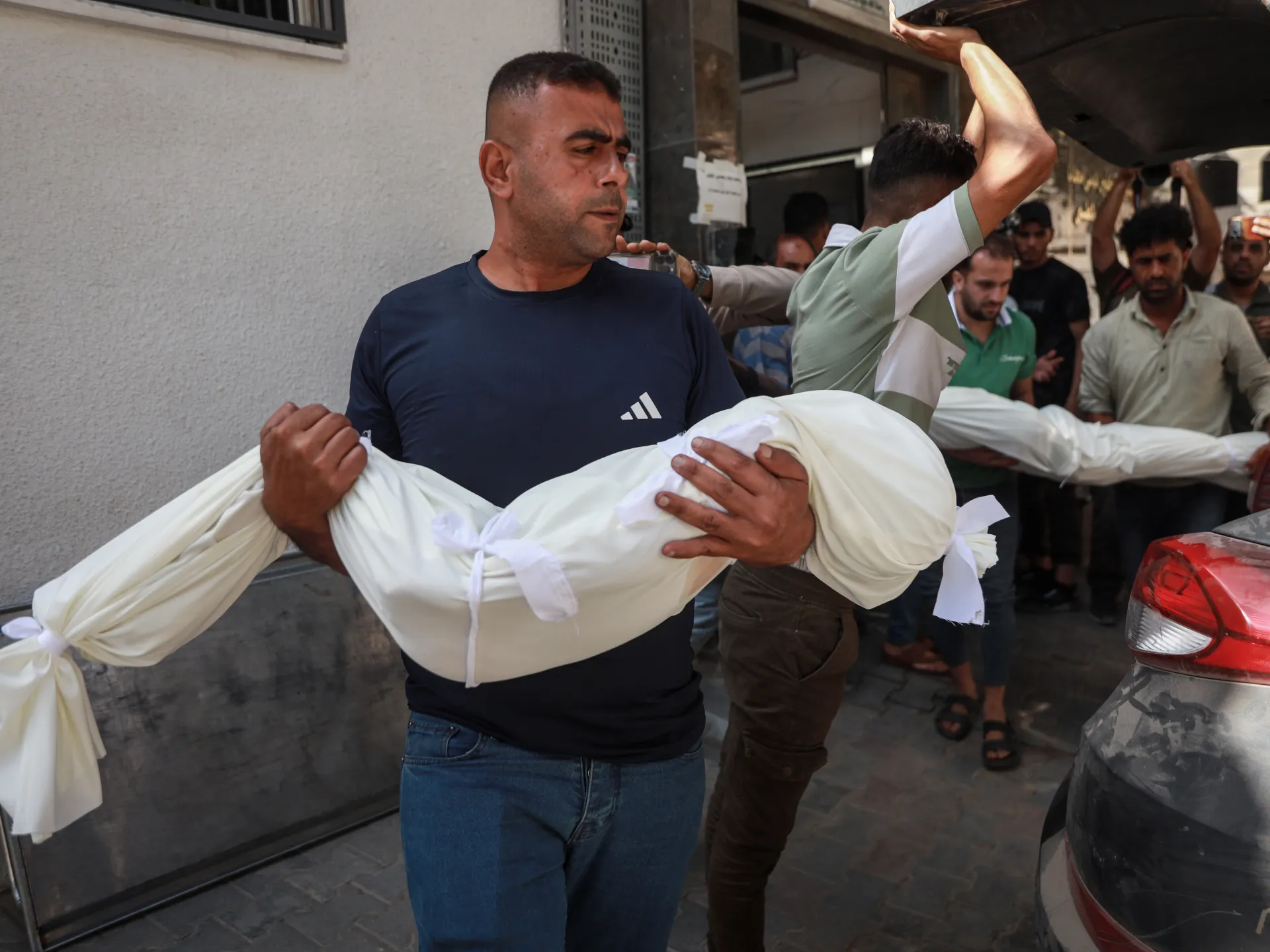 Escalation of Violence Reported in Gaza Amidst Ceasefire Discussions