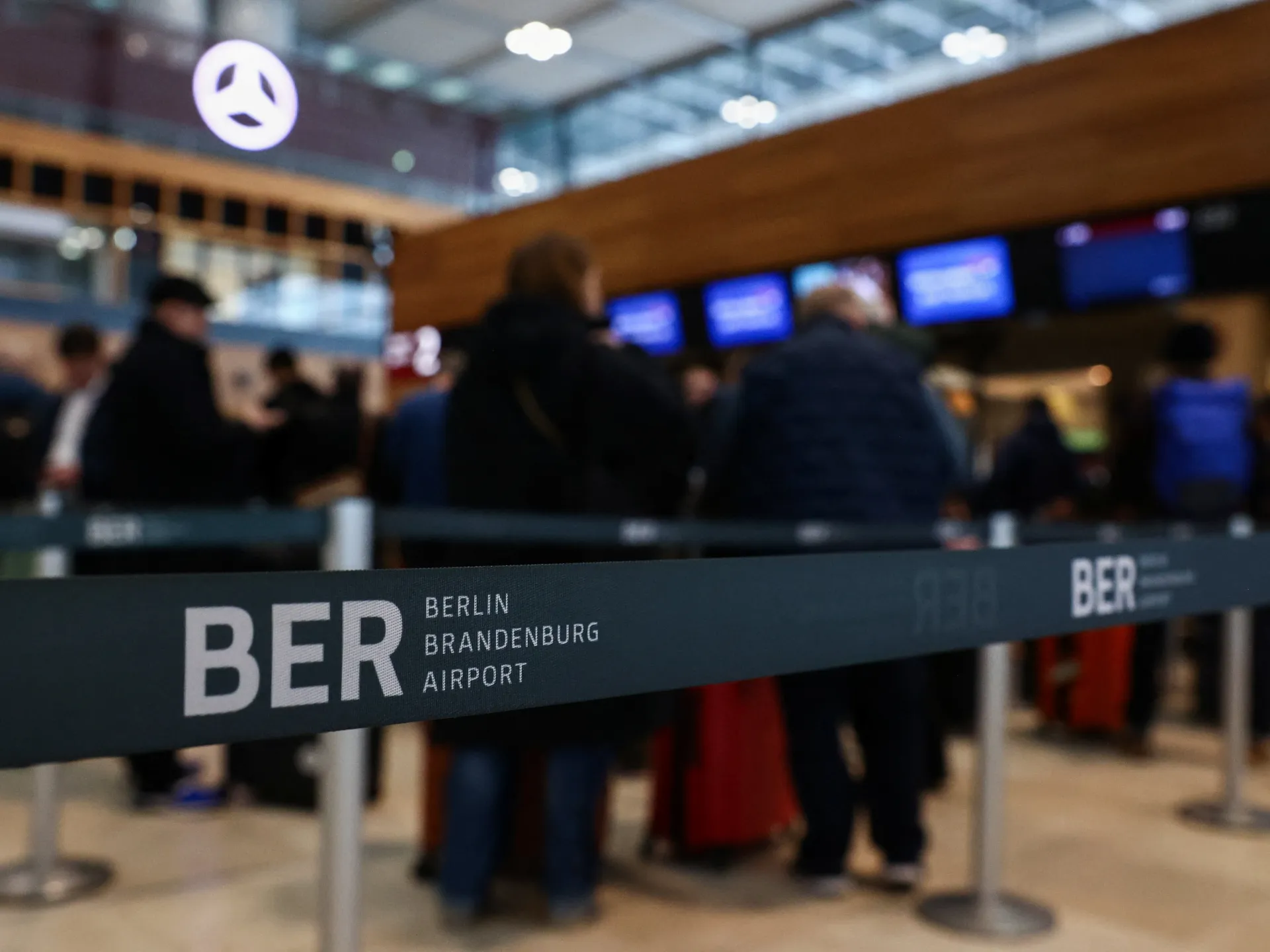 EU's Digital Border System Faces Scrutiny Amidst Pre-Summer Travel Disruptions